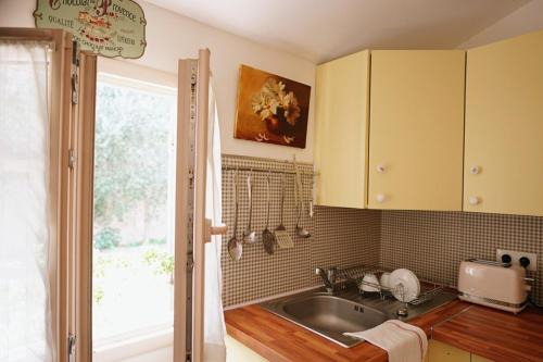 Montfavet Apartment | LaPetite Maison Abigail, Peaceful home in Avignon