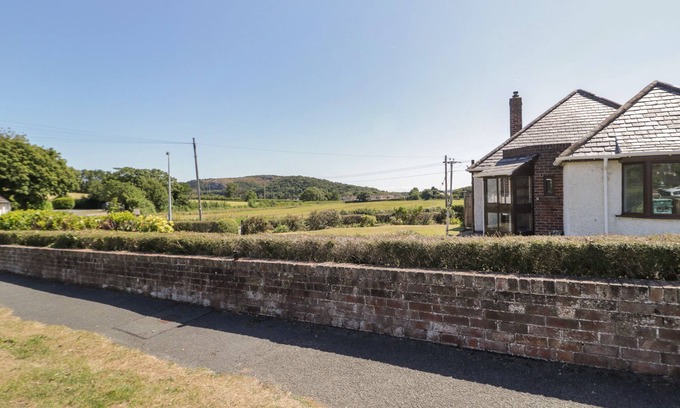 Tywyn Cottage | LARAGH, pet friendly, character holiday cottage in Deganwy