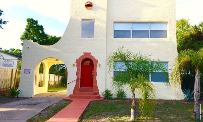 Historic Downtown Melbourne Apartment | Large 1BR steps to dwtn ★ 5 min to beach