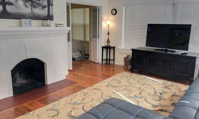 Historic Downtown Melbourne Apartment | Large 1BR steps to dwtn ★ 5 min to beach