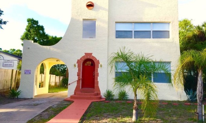 Historic Downtown Melbourne Apartment | Large 1BR steps to dwtn 5 min to beach