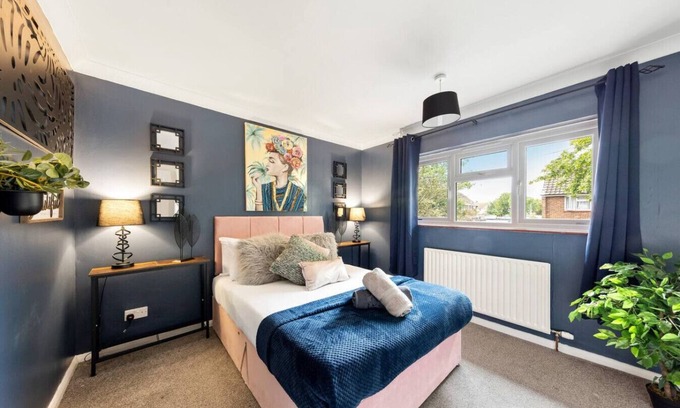 Singlewell House | Large 3-Bed House in Gravesend | Double Driveway