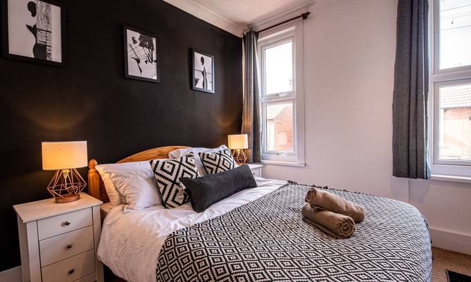 Stuppington House | Large 3 Bed House with Garden/Parking