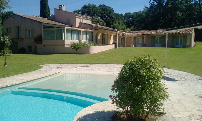 Robion Villa | large 315 m2 air-conditioned villa with infinity pool at the foot of the Luberon