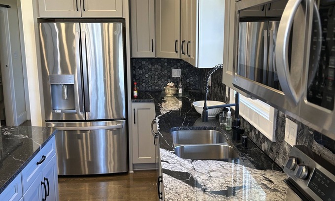 South Richmond House | Large 4-bedroom House With Tesla Charging Station Add Tesla car for your stay