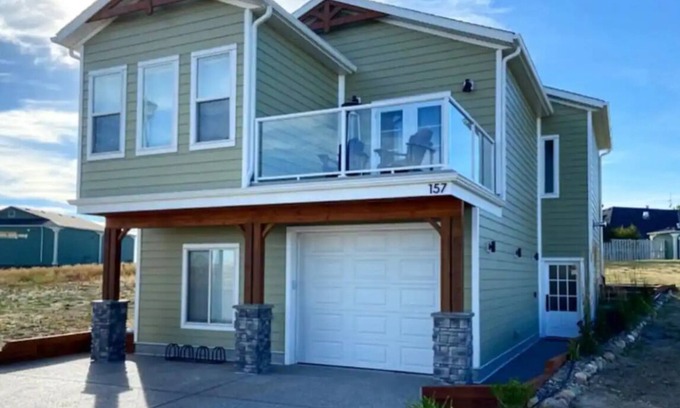 Vulcan County House | Large 4 season house on Lake Mcgregor. Sleeps 9 with indoor pool & lake access!
