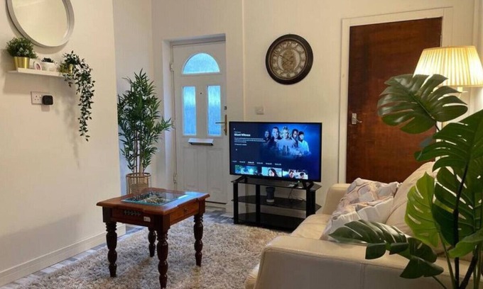 Stoke-on-Trent House | Large 5 Bed Home From Home