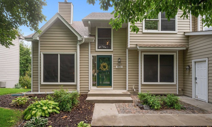 Brooklyn Park House | Large 5 Bed Home with Huge Yard!