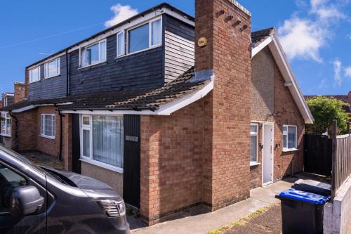 Northampton House | Large 5-BR House, Driveway, Garden, 2 Baths