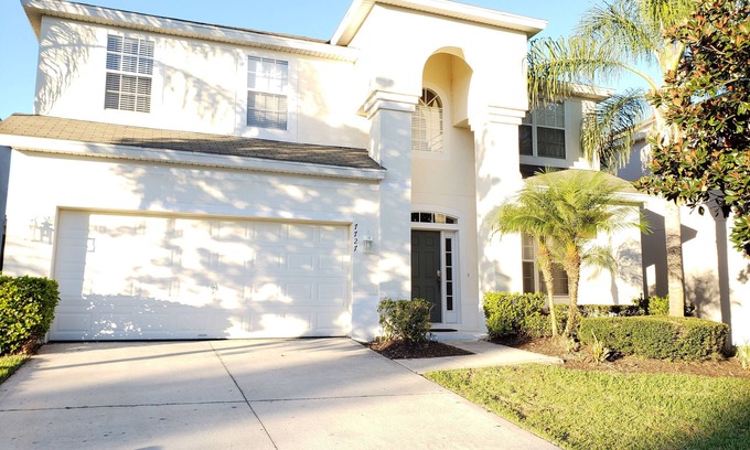 Windsor Hills House | large 6/4 home, free pool heat, 3 miles to Disney