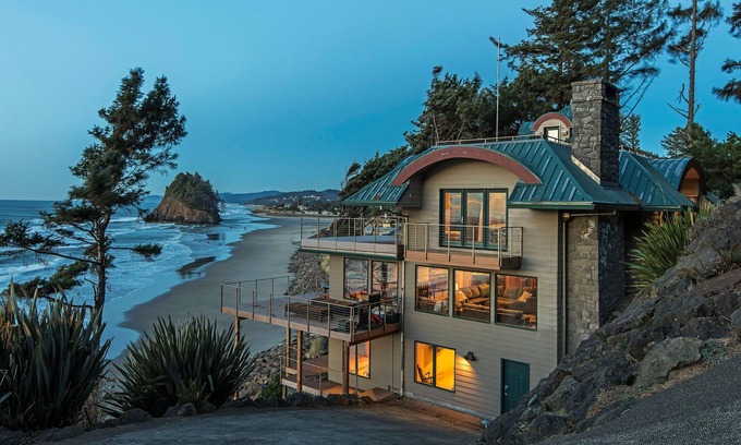 Neskowin House | LARGE 6 BDRM OCEAN FRONT WITH AMAZING VIEWS, HOT TUB, BEACH ACCESS. Pet friendly