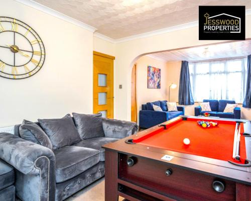 Luton House | Large 6 Bedroom Contractor House by Jesswood Properties ShortLets For Groups, Business And Leisure With Free Parking, Wifi and Pool Table