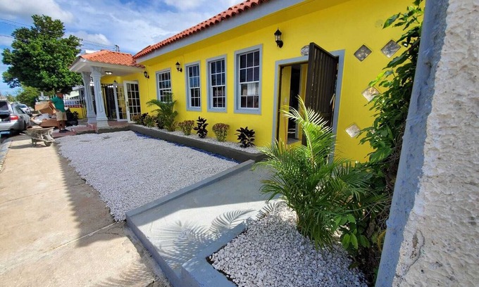 Palmas House | LARGE 8BR Sleeps 38 People with over 3000 SQ FT