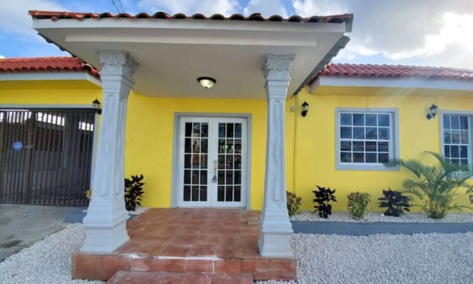 Palmas House | LARGE 8BR Sleeps 38 People with over 3000 SQ FT