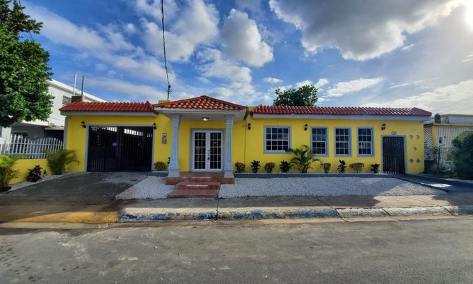 Palmas House | LARGE 8BR Sleeps 38 People with over 3000 SQ FT