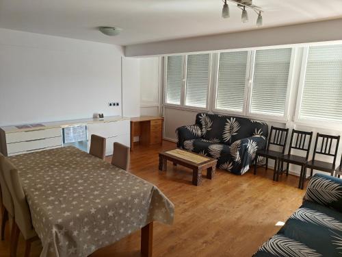 El Port Apartment | Large Apartment near FIRA and City Center