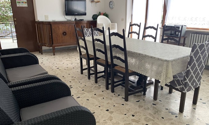Gianola Apartment | Large apartment for 8 pers. in house Fiorita 1st floor, 10 min. walk to the sea