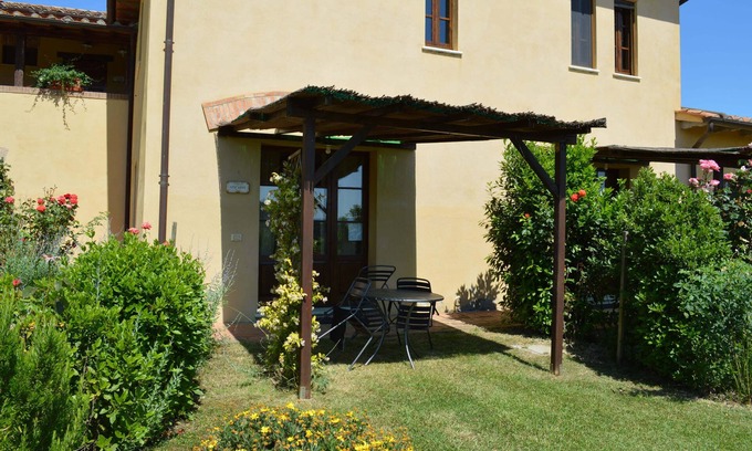 Asciano Apartment | Large apartment with shared swimming pool in Crete Senesi