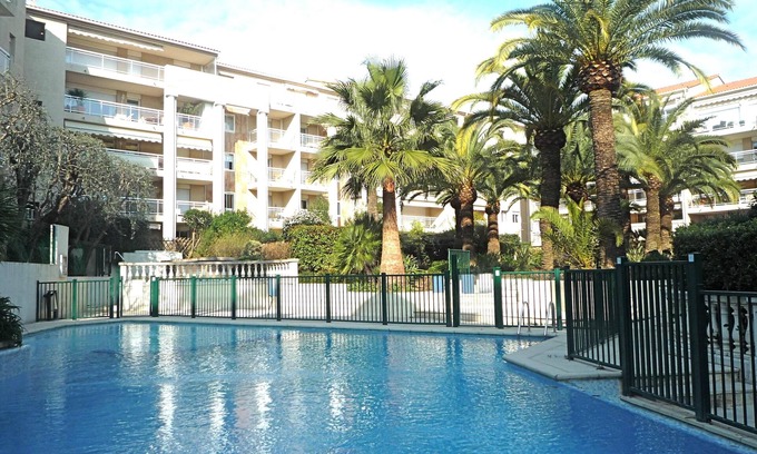 Prado - Republique Apartment | Large apt 4 persons, quiet, airy, comfortable, swimming pool, garage, near beaches