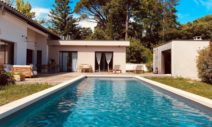 Pompignac House | Large architect-designed villa with swimming pool between sea and vineyards