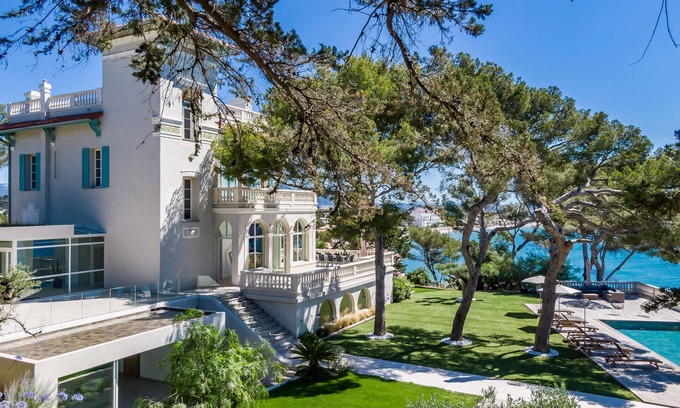 La Seyne-sur-Mer House | Large beachfront property with hotel services