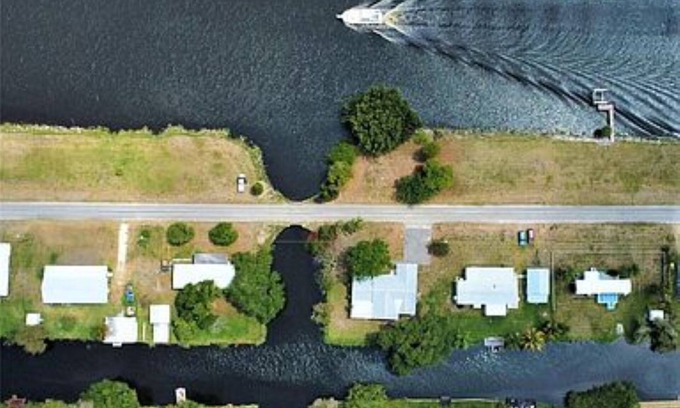 Moore Haven Cottage | Large bedroom and lounge, about 800 sq ft + access to river and Lake Okeechobee.