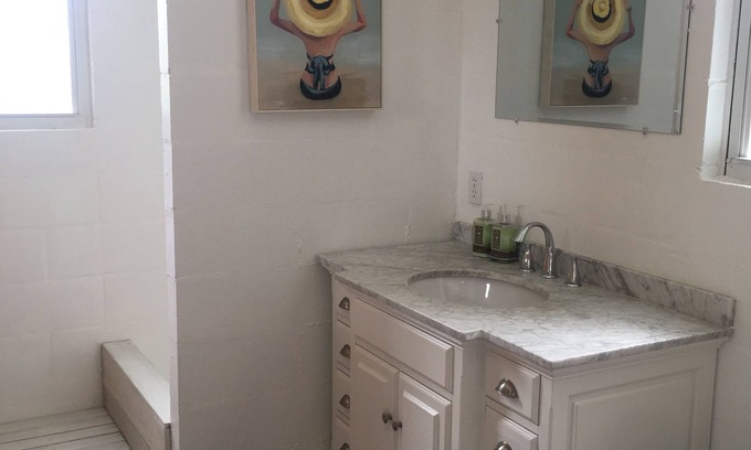 Laurel Apartment | Large bright apartment with pool, close to beach