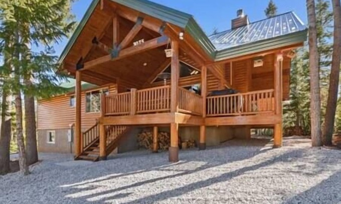 Duck Creek Village House | Large Cabin, In The Trees, Lots of Parking, adventure, and wildlife viewing