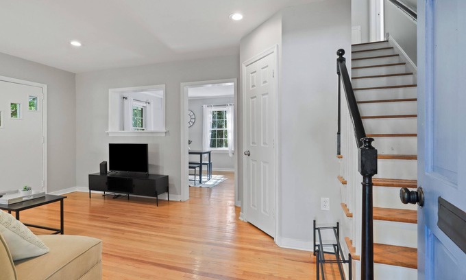 Richmond House | Large & Centrally Located Home Walking Distance to St. Mary's Hospital