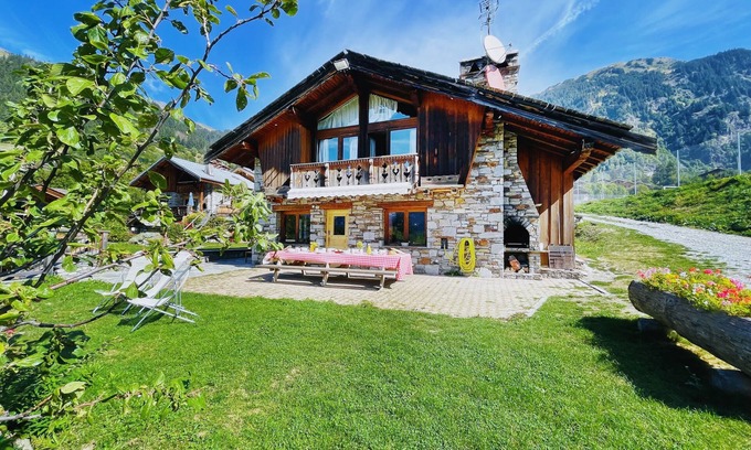 Champagny-en-Vanoise Ski Chalet | Large chalet for 19 people - Swimming pool - Jacuzzi - Sauna - Games room - Petanque