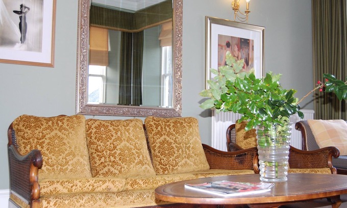 Cambusbarron Apartment | Large comfortable four bedroom apartment in village setting