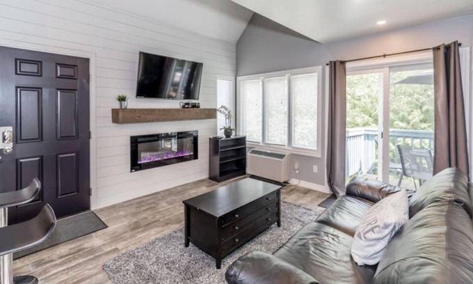 Craigleith Condo | Large Condo with Pool and Mountain Views