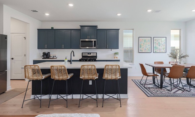 Austin House | Large & Cozy! - 8 Mins from Circuit of the Americas