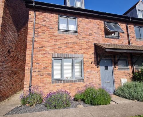 Bishops Frome House | Large Double Room with Ensuite and double shower - Homestay