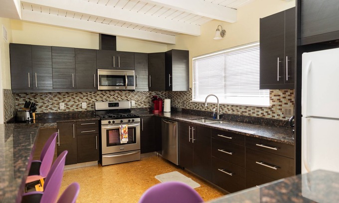 Highland Business Apartment | Large duplex w/6 bedrooms, 4 baths, 2 living rooms, washer/dryer. Pet friendly!