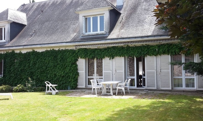 Blois House | Large family home in Blois with swimming pool (6 bedrooms, sleeps 11)