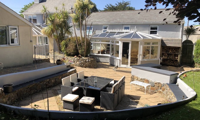 Redruth House | Large Family House - sleeps 10. Central Location. 15 mins from coast.