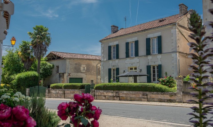 Bonnes House | Large family house with pool close to a river