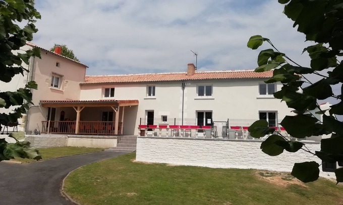 Vendeuvre-du-Poitou House | Large gite 12 minutes from Futuroscope
