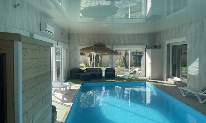 Brazey-en-Plaine Villa | Large gite sleeping 15 to 20 people indoor swimming pool and reception room