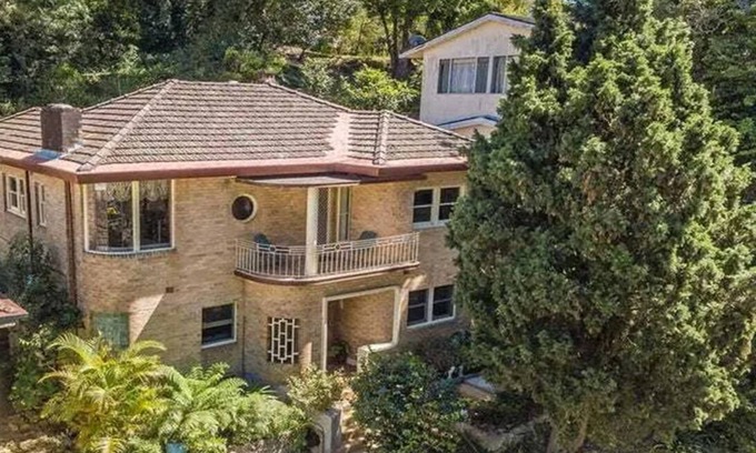 Gosford House | Large gracious Art Deco house private & conveniently located. Sleeps 12