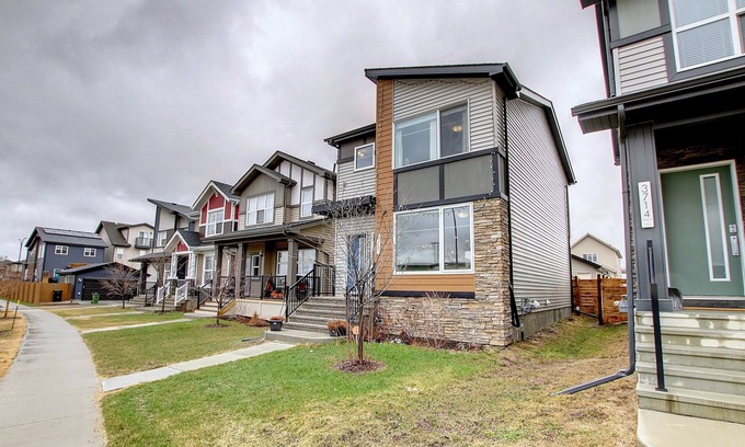 Southeast Edmonton House | Large group and Family-friendly 4 Bedroom Beautiful Home