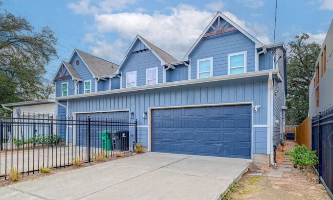 Foster Place House | Large groups stays near NRG
