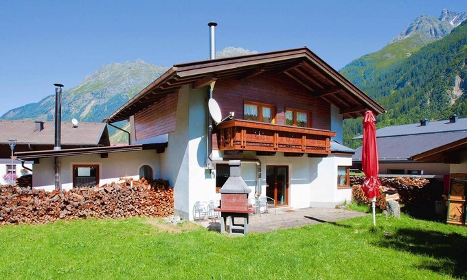 Huben House | Large holiday home with garden and balcony in Ötztal