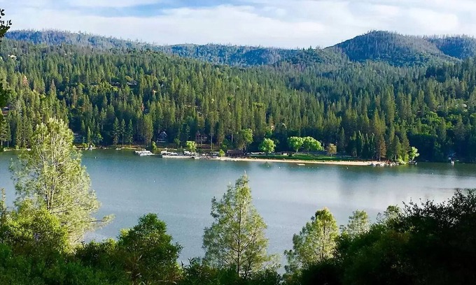 Groveland Cabin | Large Home for big groups at Yosemite Pine Mountain Lake