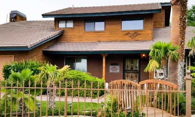 St. George House | Large home in the heart of St. George great for family reunions.