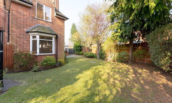 Birmingham House | Large Home near Edgbaston Stadium, UOB & QE hospital sleeps 6
