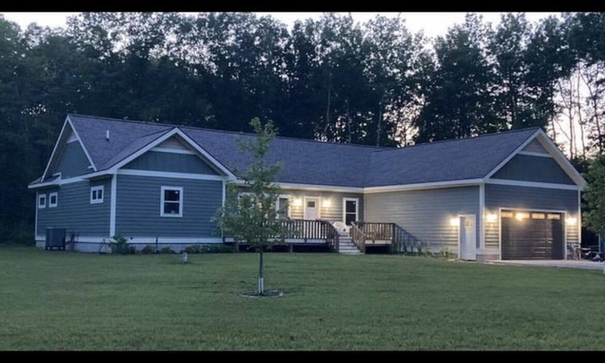 Interlochen House | Large home with game room, above ground pool and ATV trails !>PSTR 23-044