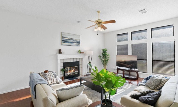 South Creek House | Large House - Comfy King Bed & Big Yard - Near Round Rock Donuts