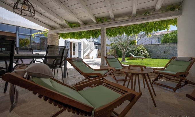 Le Bois-Plage-en-Re House | Large house in the heart of the village